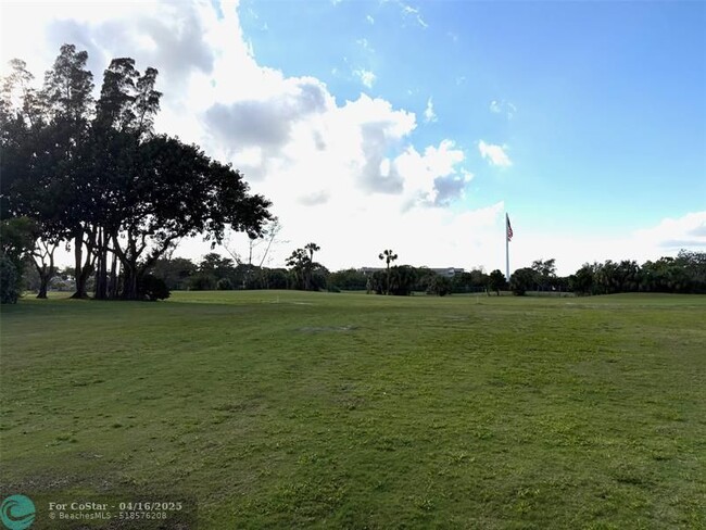 Building Photo - 1055 Country Club Dr