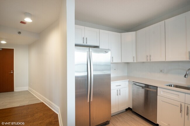 Building Photo - 400 N La Salle Dr