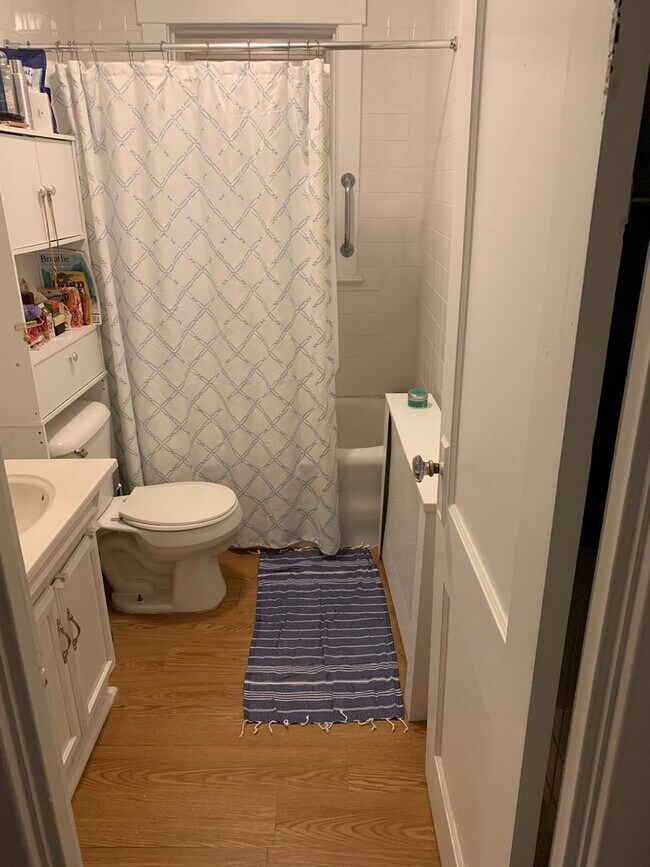 Building Photo - 1625 East Ave | Unit 101 | 1bd/1ba | Walk-...