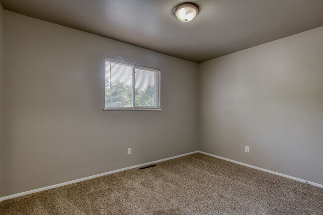 Building Photo - Centrally located 4 bedroom home!