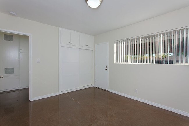 Building Photo - 370 E Badillo St