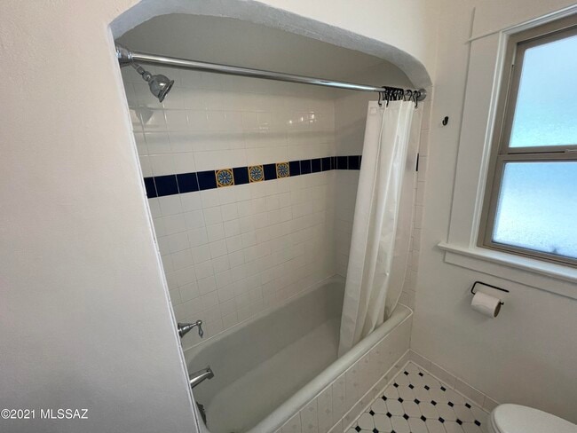 Building Photo - 1041 E Grant Rd