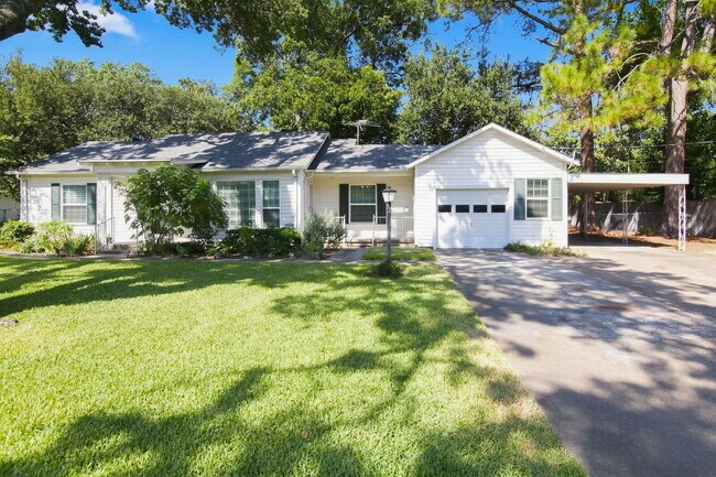 Building Photo - "Adorable 2-Bedroom, 1-Bath in Home with Beautiful Oak Floors, Spacious Yard and Lawn Service Inc...