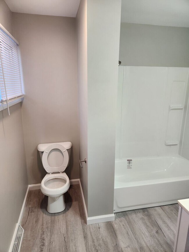 Building Photo - 3 bed, 2 bath, 1 car garage Newly remodeled with fenced backyard!