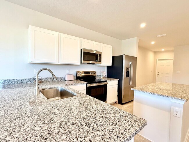 Building Photo - Fresh & modern-living in this 3Bedrooms/2.5Bath end-unit Lady Lake townhome!
