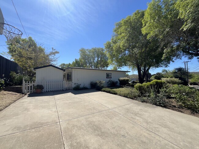 Building Photo - Clean and bright Single level Home - Great central location in SLO neighborhood