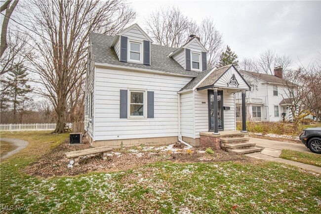 Building Photo - 483 Bank St