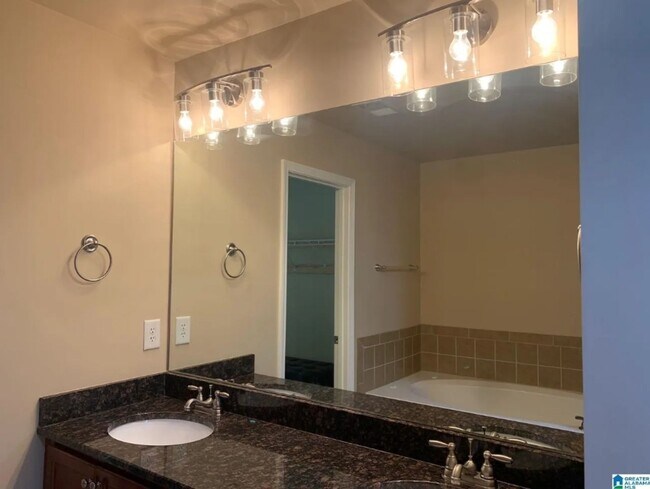 Building Photo - 2 Bed & 2.5 bath townhome  located in Oxford on the golf course