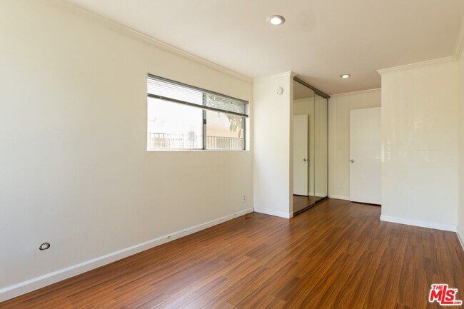 Building Photo - 1233 Barry Ave