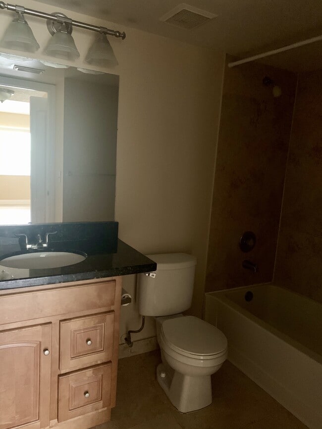 Building Photo - 2841 N Oakland Forest Dr