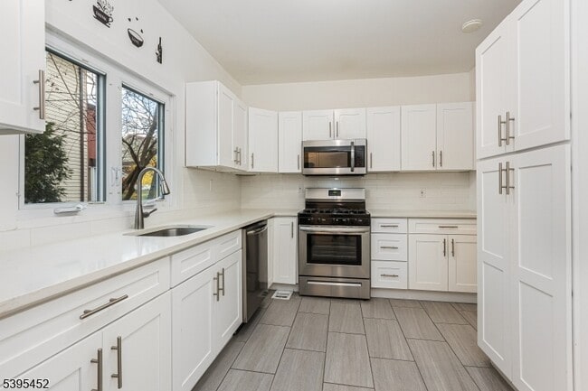 Building Photo - 112 Pompton Ave