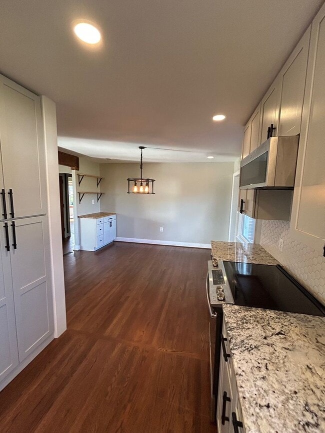 Building Photo - Remodeled rancher just outside of Frederick with stunning mountain views ready for you!