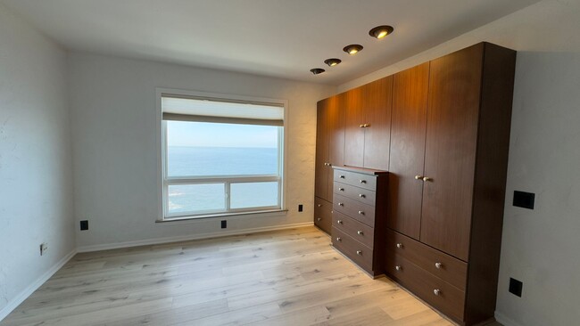 Building Photo - LUXURY OCEAN FRONT 3 BEDROOM