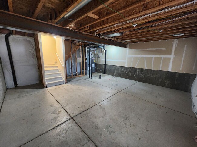 Building Photo - 3 Bedroom Townhome in Gated Community