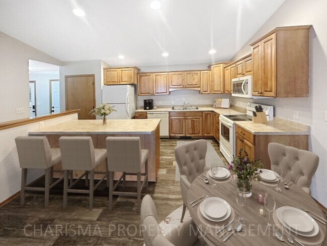 Building Photo - 4 BEDROOM, 2 BATH TOWN HOME, PET FRIENDLY, AMENITY FILLED, DOUBLE ATTACHED GARAGE!