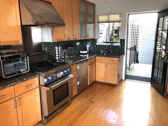 Building Photo - Elegant & Expansive Furnished 3 Bedroom/2 ...