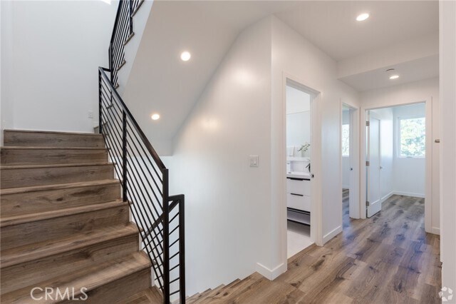 Building Photo - 5655 Hazeltine Ave