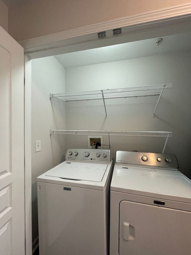 Building Photo - Three Bedroom Townhouse Available!