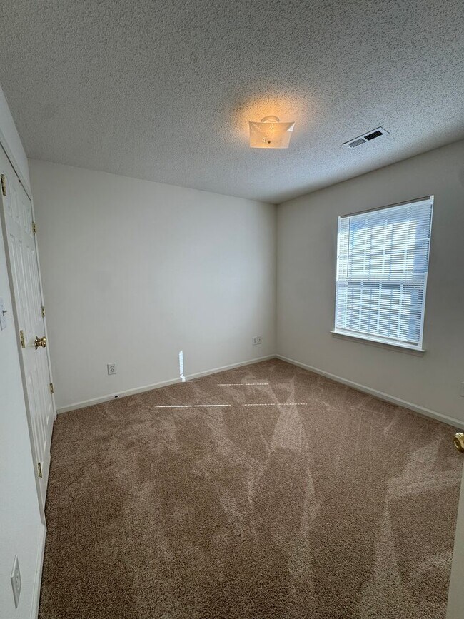 Building Photo - 147 Springwood Ln