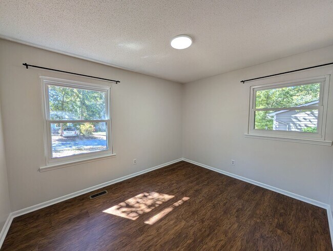 Building Photo - Weaverville Rental