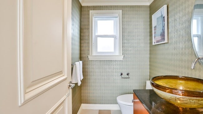 Building Photo - Downtown HB Furnished One-Month to Mid-Term Rental