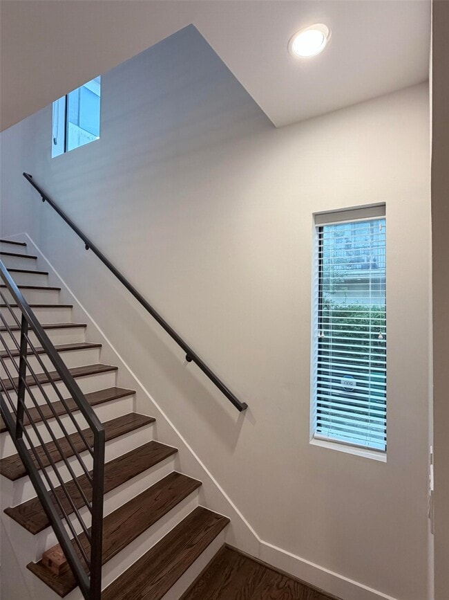 Building Photo - 2322 Camden Dr