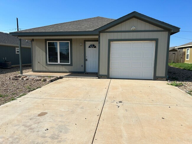 Primary Photo - Cute 3 Bedroom 2 Bath Home!