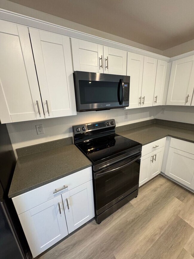 Building Photo - BEAUTIFUL PET FRIENDLY 3 BEDROOM 3 BATH TR...