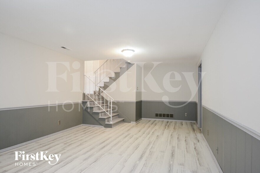 Building Photo - 801 Boleyn Pl