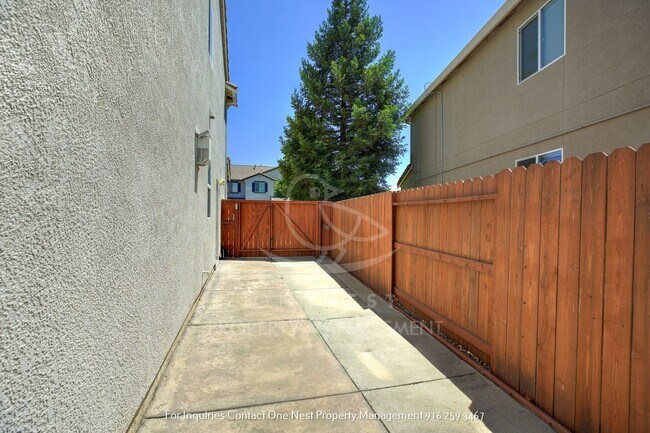 Building Photo - Lincoln Crossing, 4 bedroom 2.5 bath
