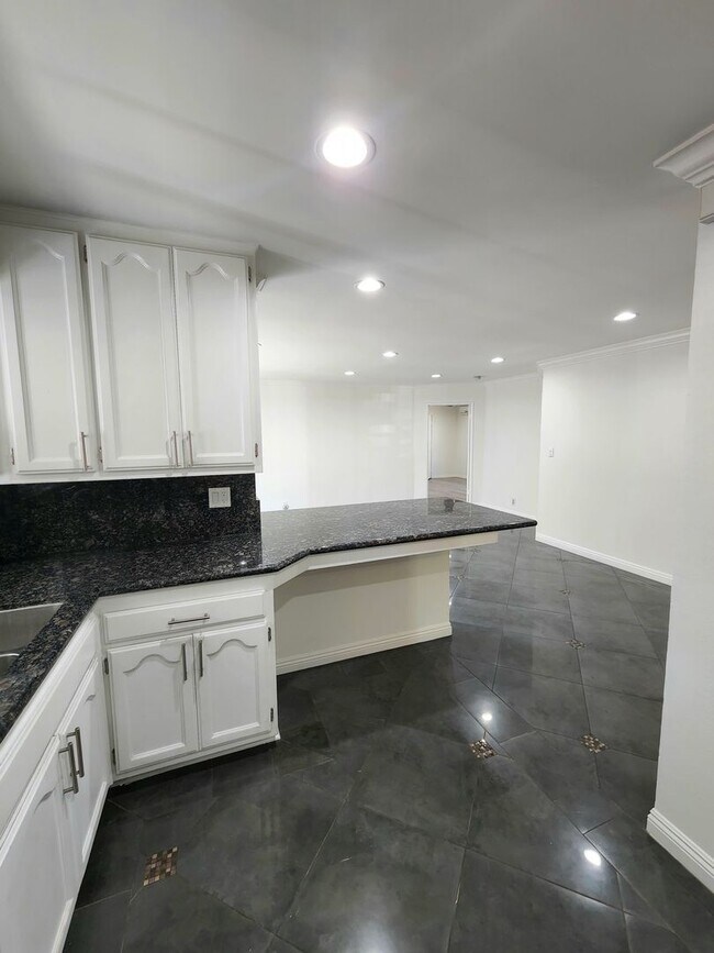 Building Photo - Spacious North Hollywood Home with Guest S...