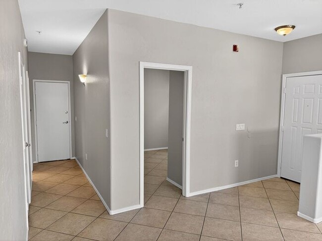 Building Photo - 4Bedroom/2.5Bath Townhome Ready for You!!