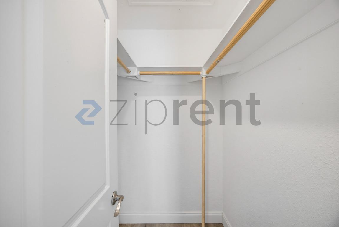 Building Photo - Unit
