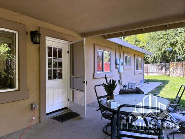 Building Photo - Lovely, 3BD/1BA Home, in Carmichael Neighb...