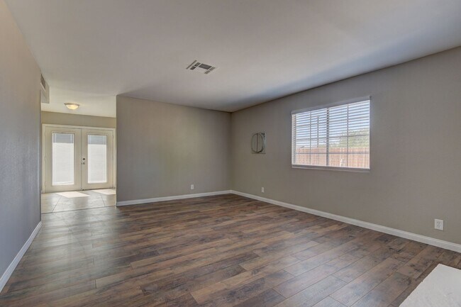 Building Photo - Remodeled and move-in ready located in Southeast Las Vegas.