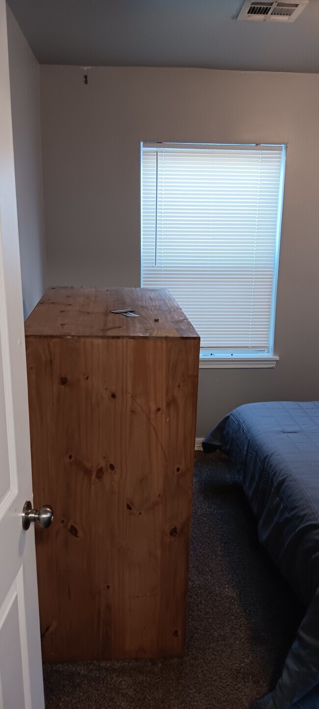 Building Photo - 548 E Woodrow St