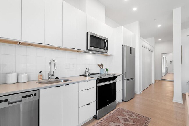 Building Photo - Modern downtown condo studio with private balcony & parking space.