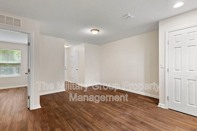 Building Photo - 1343 Pangola Dr