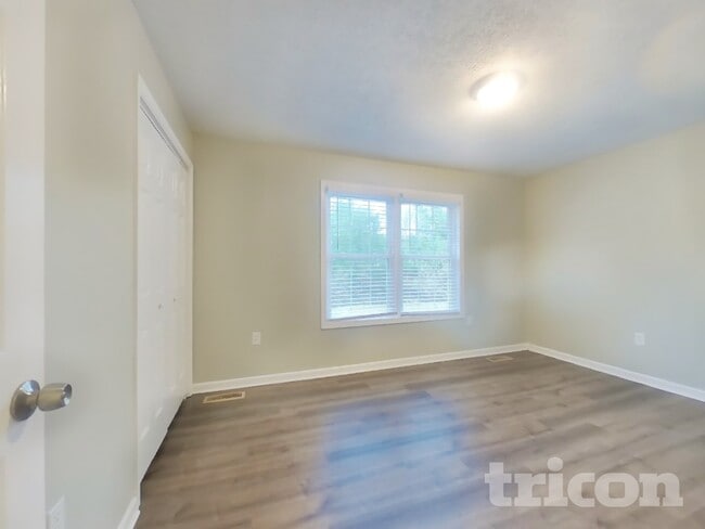 Building Photo - 1350 Redwood Cir