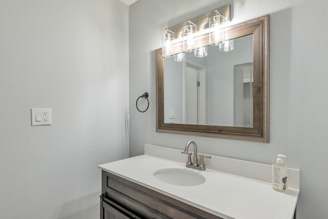 Building Photo - Huge house remodeled and close to ASU.  Pool and Turf in the yard