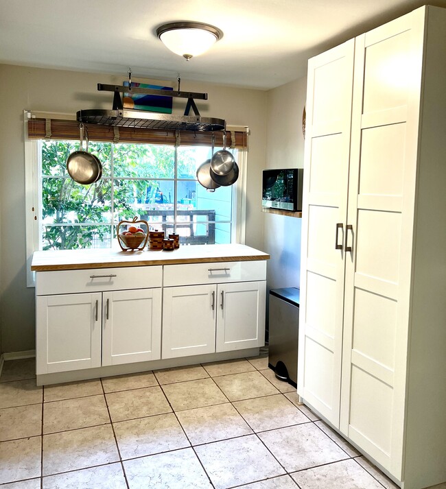 Building Photo - 1033 56th St