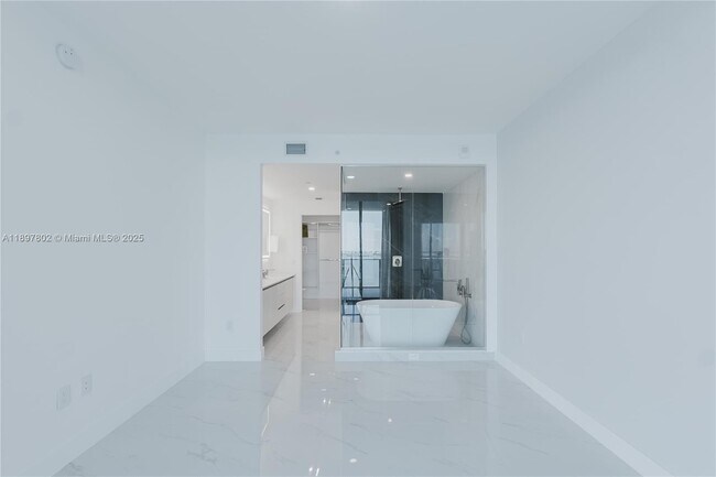 Building Photo - 700 NE 24th St