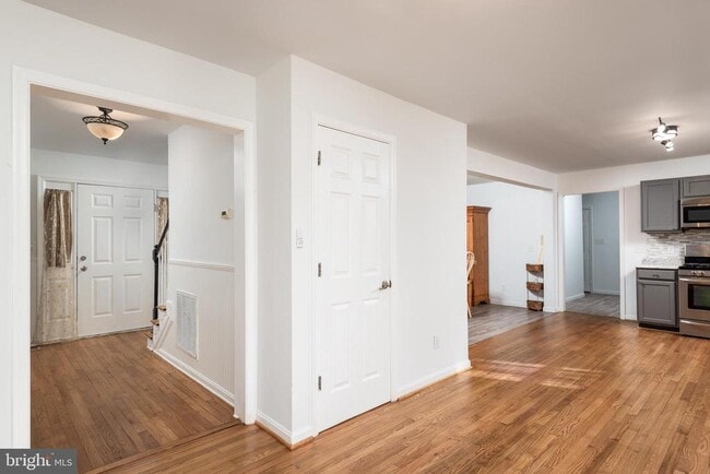 Building Photo - 8460 Colony Cir