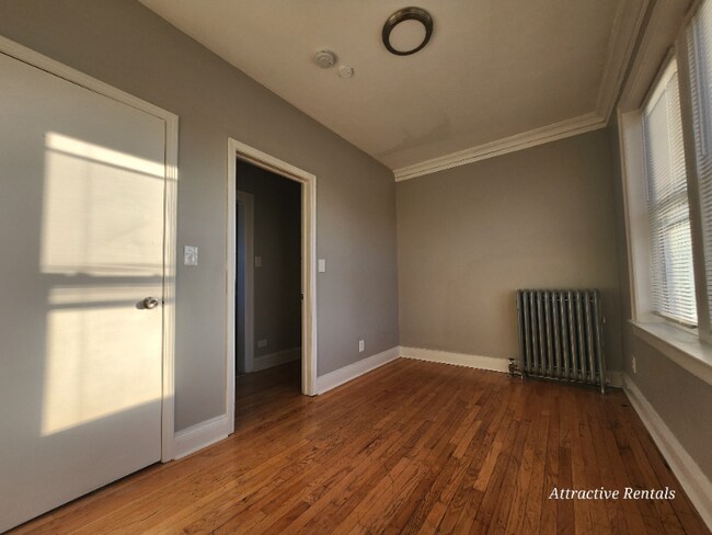 Building Photo - 652 E 81st St