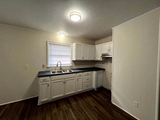 Building Photo - 944 Lark Dr