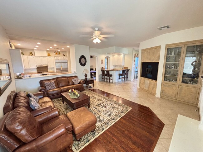 Building Photo - Gorgeous 4bed/4.5 bath home in Queensridge!