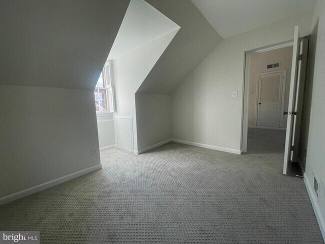 Building Photo - 622 S Columbus St