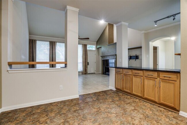 Building Photo - 2440 Harbour Dr