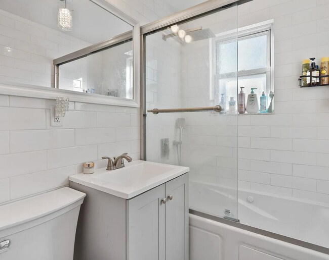 Building Photo - 2 Kitchen Home in Forest Hills - Ideal for Shared Living