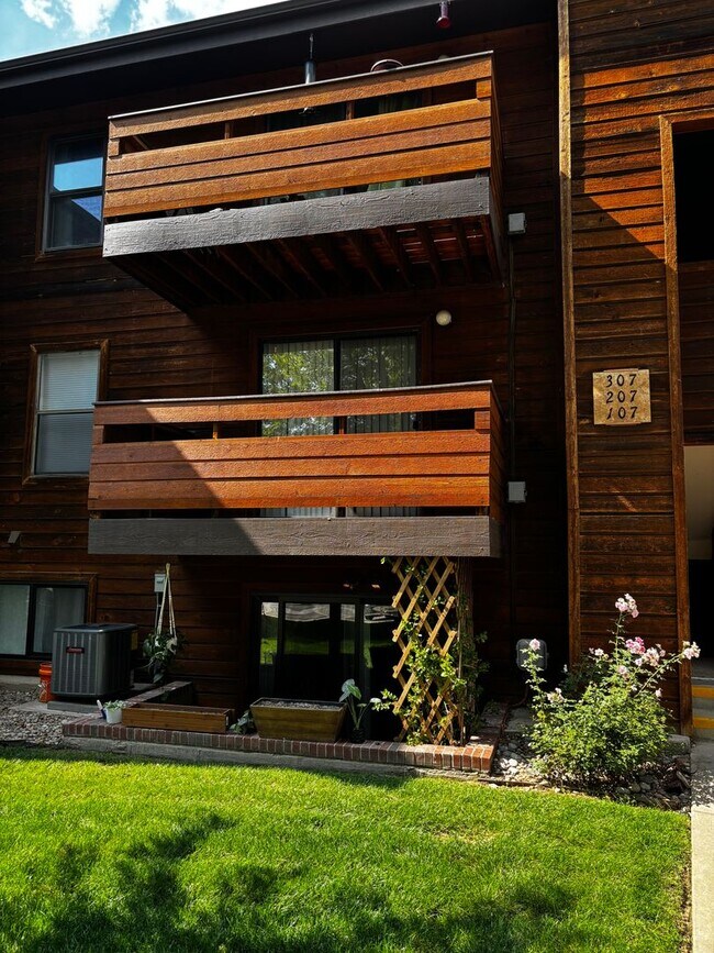 Building Photo - Spacious Green Mountain One Bedroom w/Pool...
